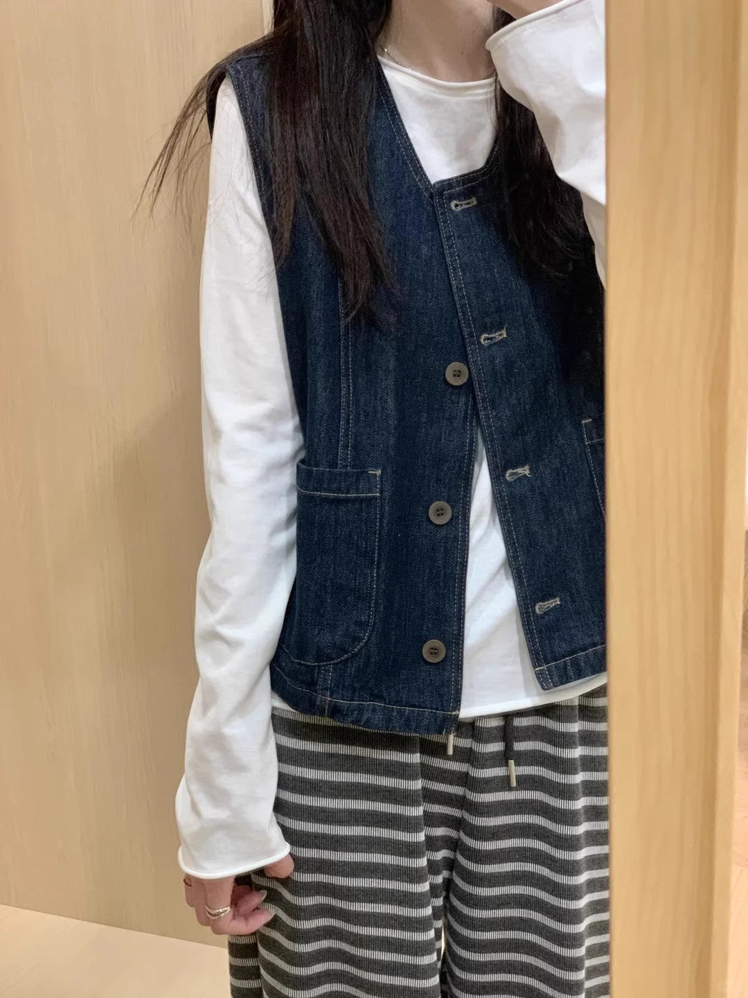 レトロなデニムのベストですA retro denim vest.