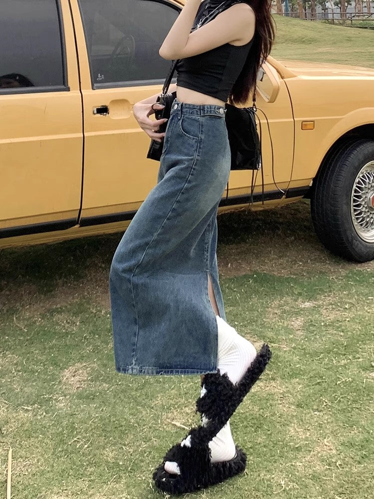 スリット入りデニムのハーフスカートですA slitted denim skirt.