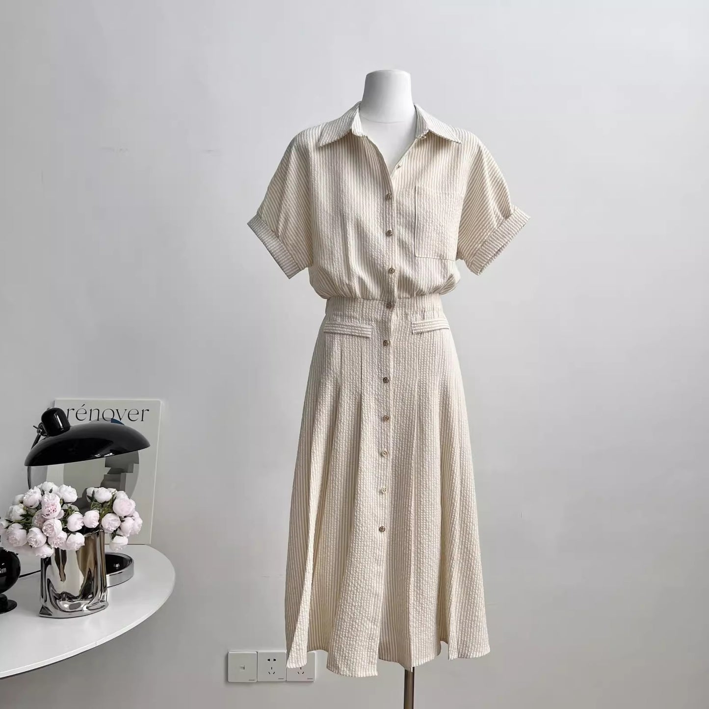 ストライプのブラウスワンピースですA striped blouse dress.