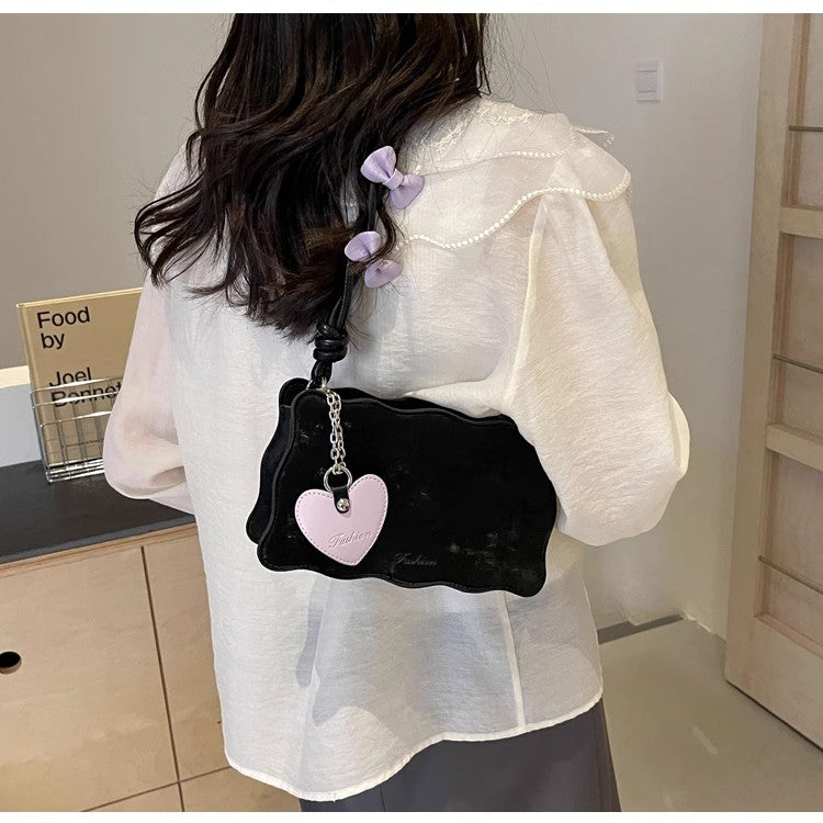 春夏はプチデザインのワンショルダーバッグを愛用していますA versatile and unique single-shoulder hand-held small square bag for spring and summer