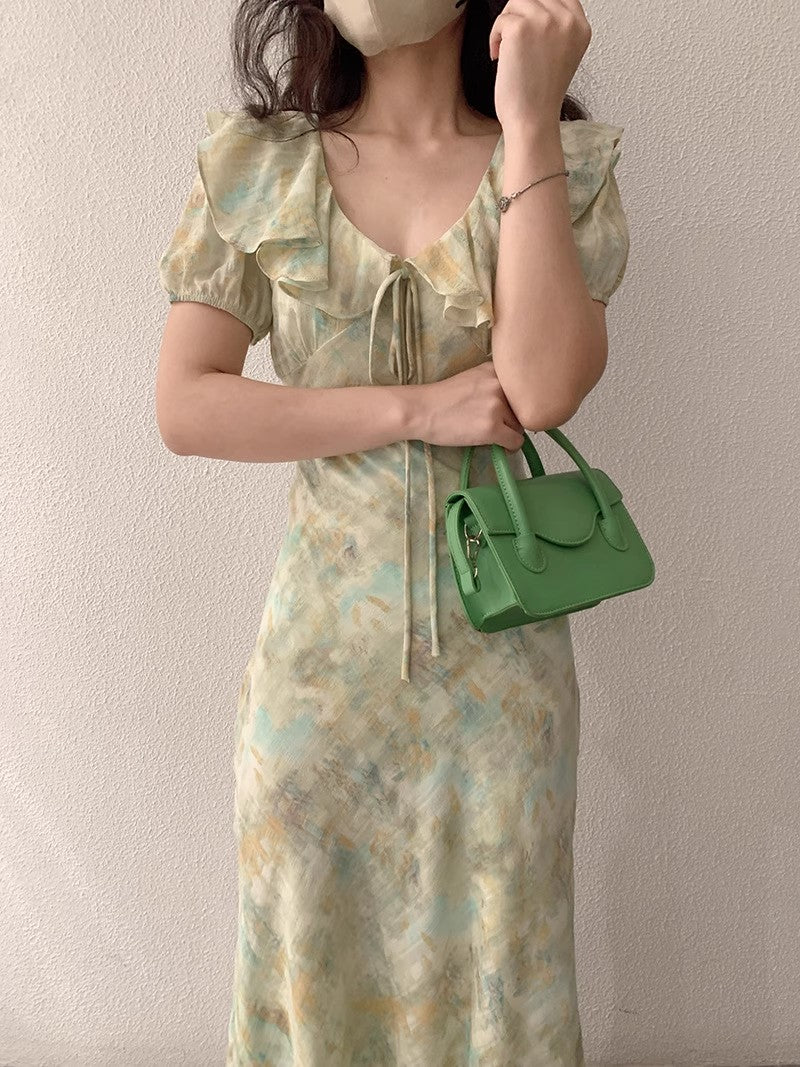 ウエストに花柄をあしらったワンピースですA cinched waist floral print dress