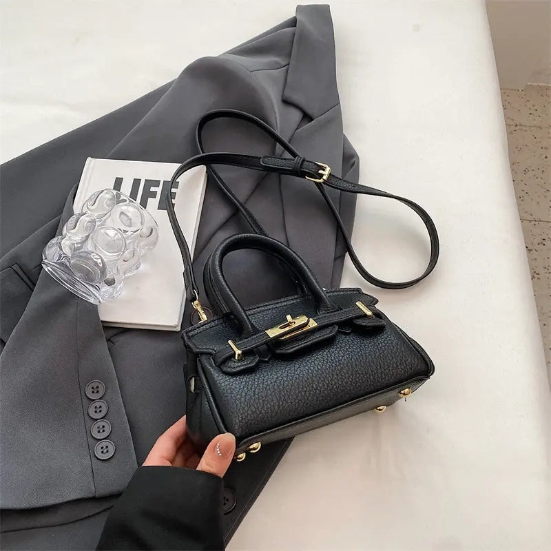 大人気のショルダーバッグですA super popular single-shoulder crossbody bag among Internet celebrities