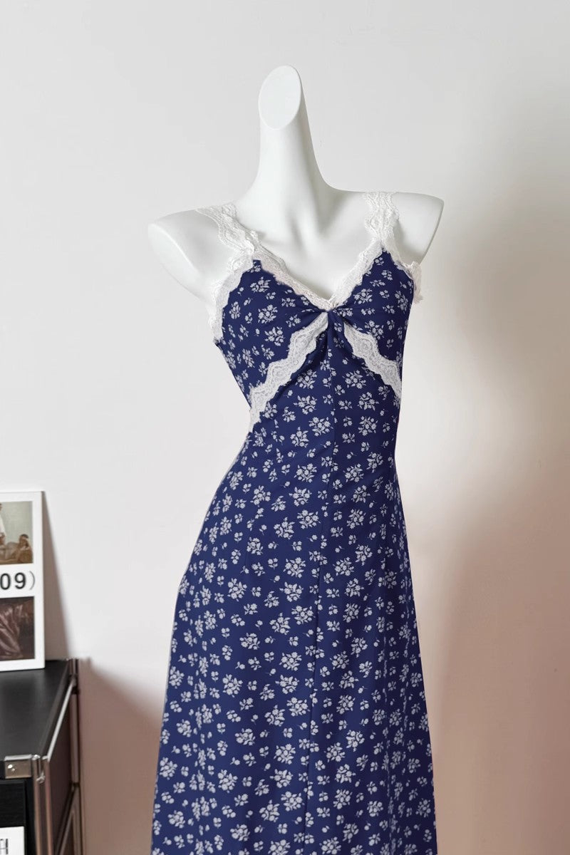 紺色の花柄のワンピースですNavy blue floral dress