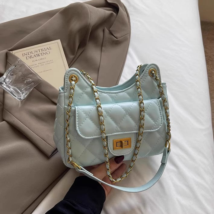 セレブ香ちゃん風菱格チェーンバッグですA diamond-shaped chain bag with a touch of elegance