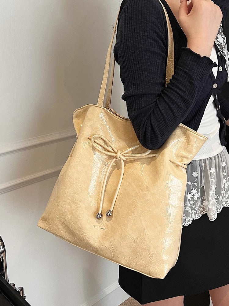 何にでも使えるショルダーバッグが流行で爆発的なトートバッグですThe versatile single-shoulder bag is a popular bestseller, the Tote bucket bag