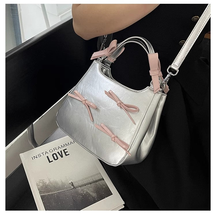 シルバーのバケツバッグを肩にかけたシンプルなカジュアルバッグですSingle-shoulder simple and casual hand-held silver bucket bag
