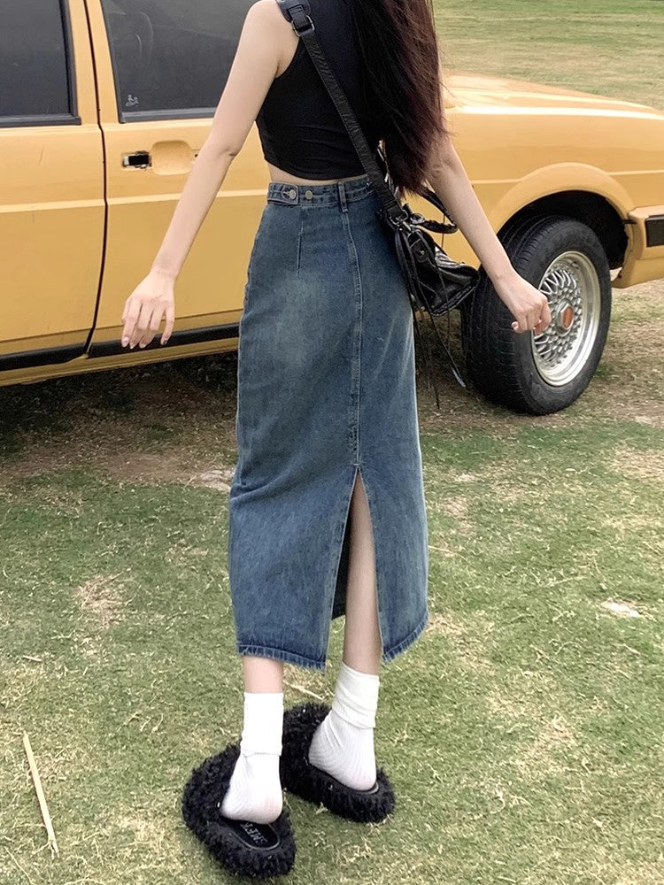 スリット入りデニムのハーフスカートですA slitted denim skirt.
