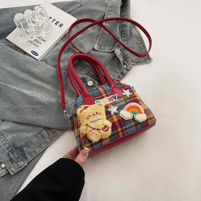 チェック柄の貝殻バッグカジュアルなショルダーバッグが登場しましたNew fashionable checkered fabric shell bag and casual single-shoulder crossbody bag