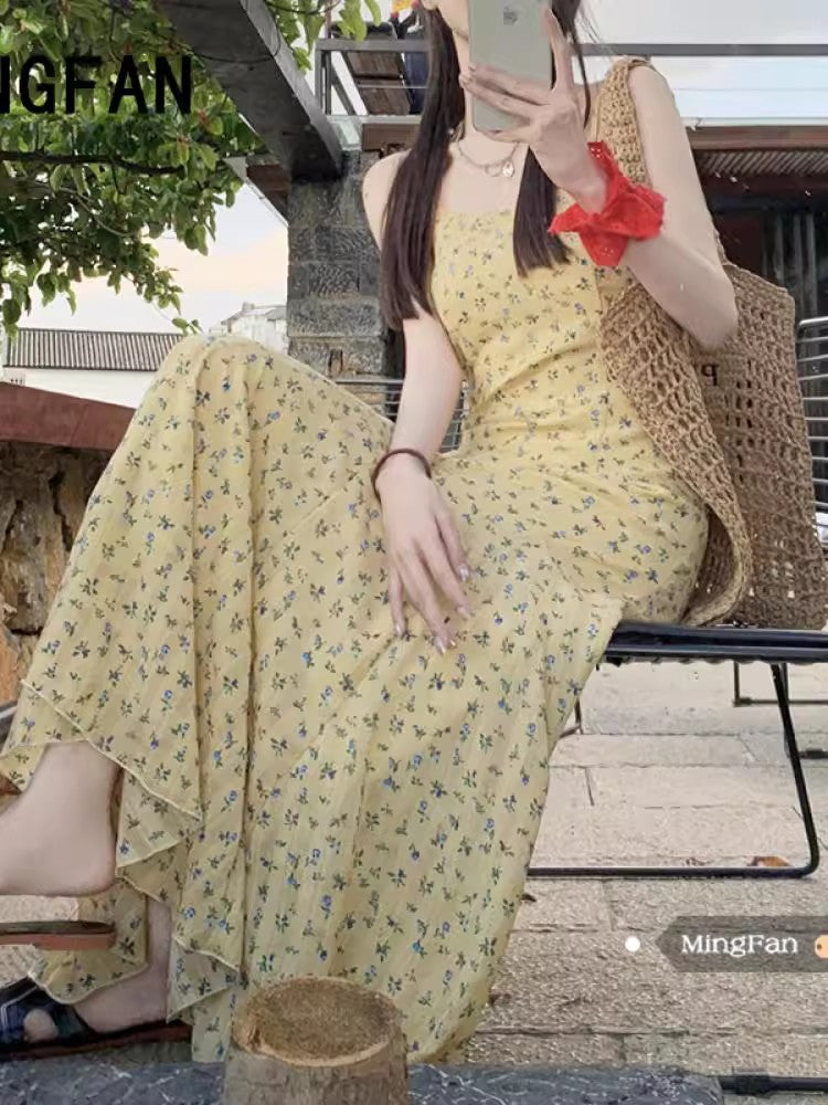 黄色い花柄のキャミソールワンピースですYellow floral halter dress