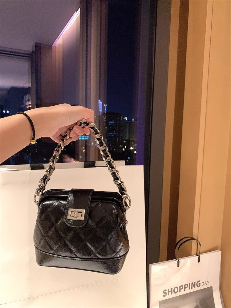 高級感のある軽やかなラメ刺繡のシェルバッグですA high-end, light luxury diamond-shaped embroidered thread shell bag