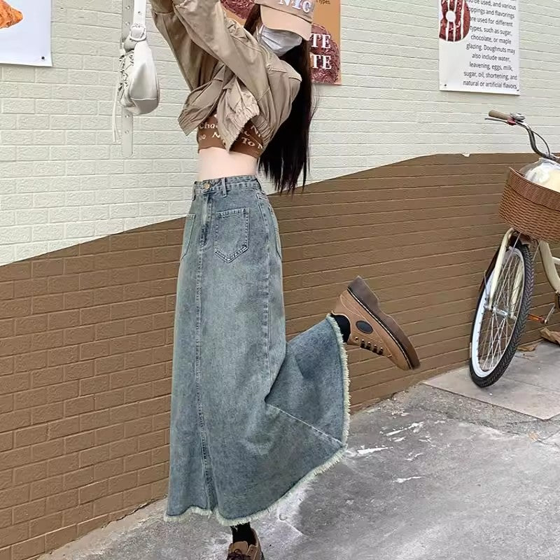 ミドル丈のフィッシュテールスカートのデニムスカートですMedium length fish tail skirt, denim skirt.