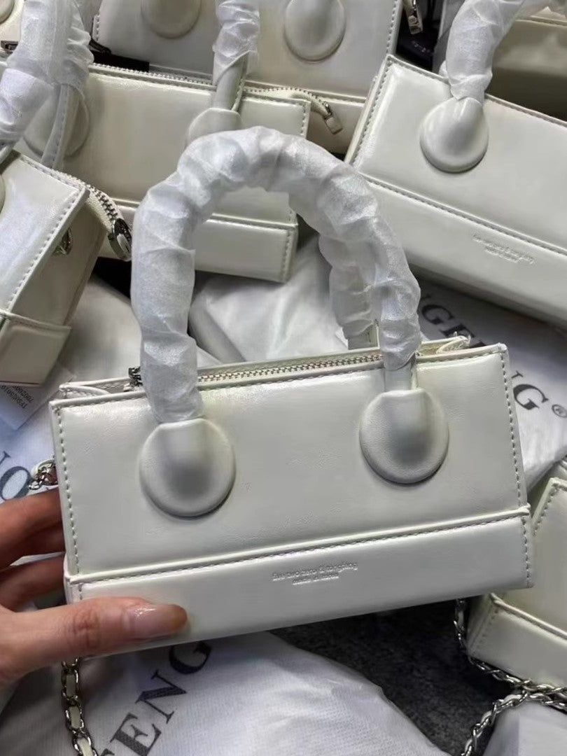 ワンショルダーがけで高級で軽量です。One-shoulder crossbody, high-end and light luxury