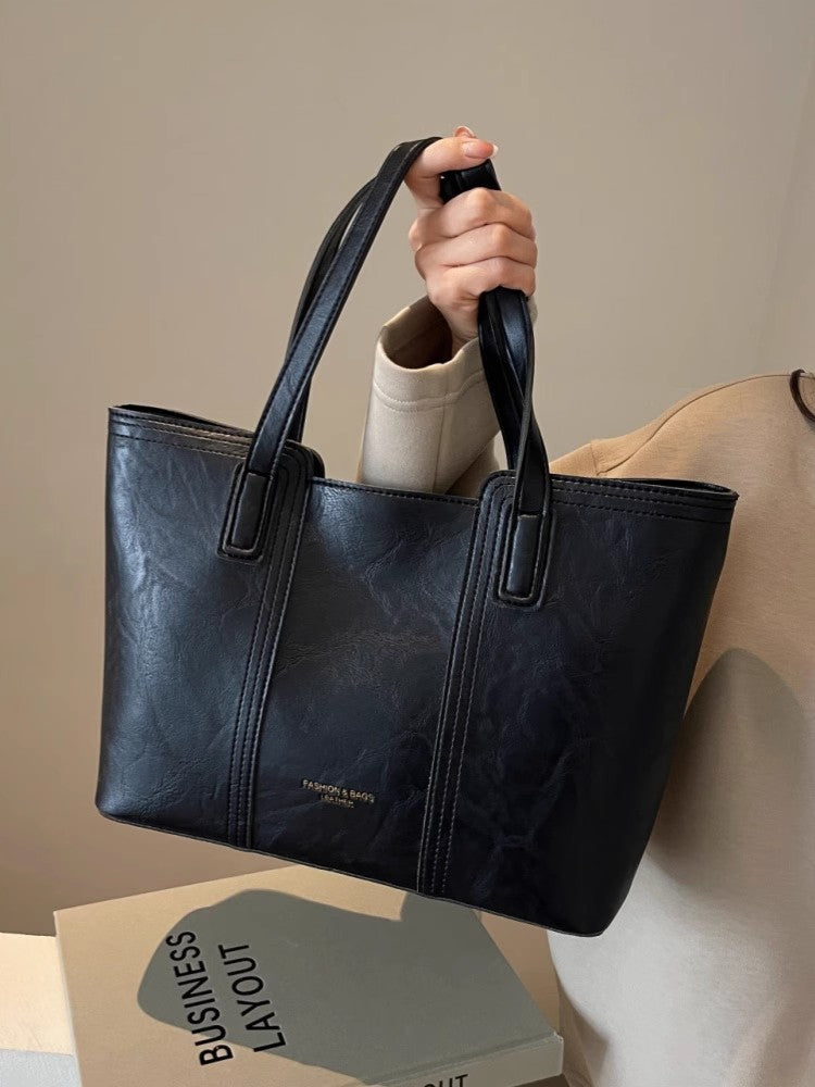 春夏シンプルに使えるワンショルダーの高級感トートバッグですA simple and versatile single-shoulder high-end tote bag for spring and summer