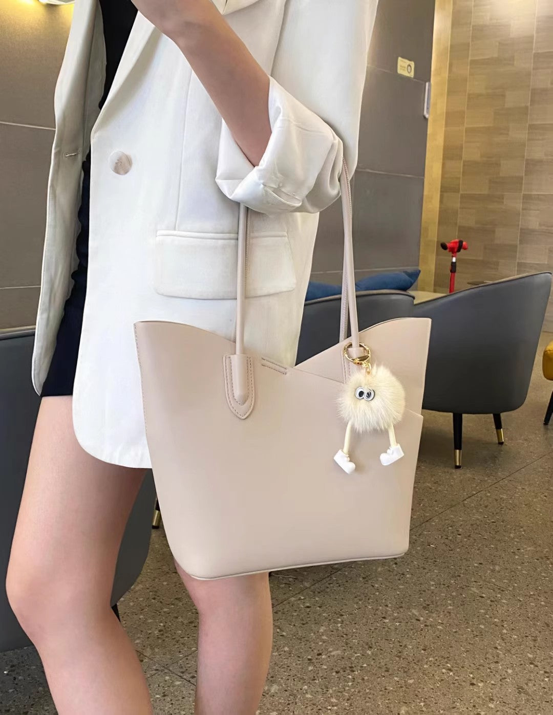高級感のあるニッチなソフトバッグ韓国風の母トートバッグですA high-end, niche soft leather bag with a Korean style and a trendy tote bag