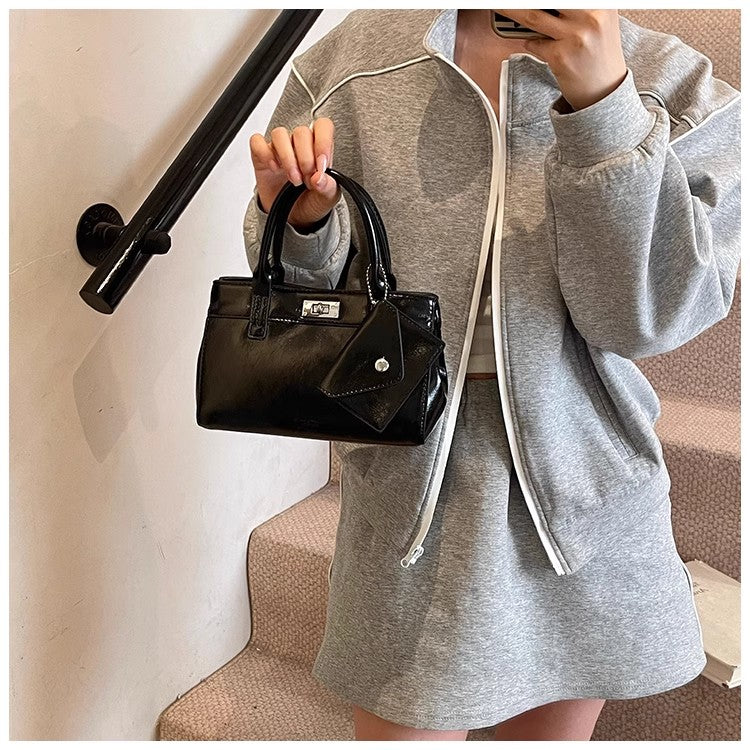 小さなトートバッグを手にしていますCarry a small tote bag