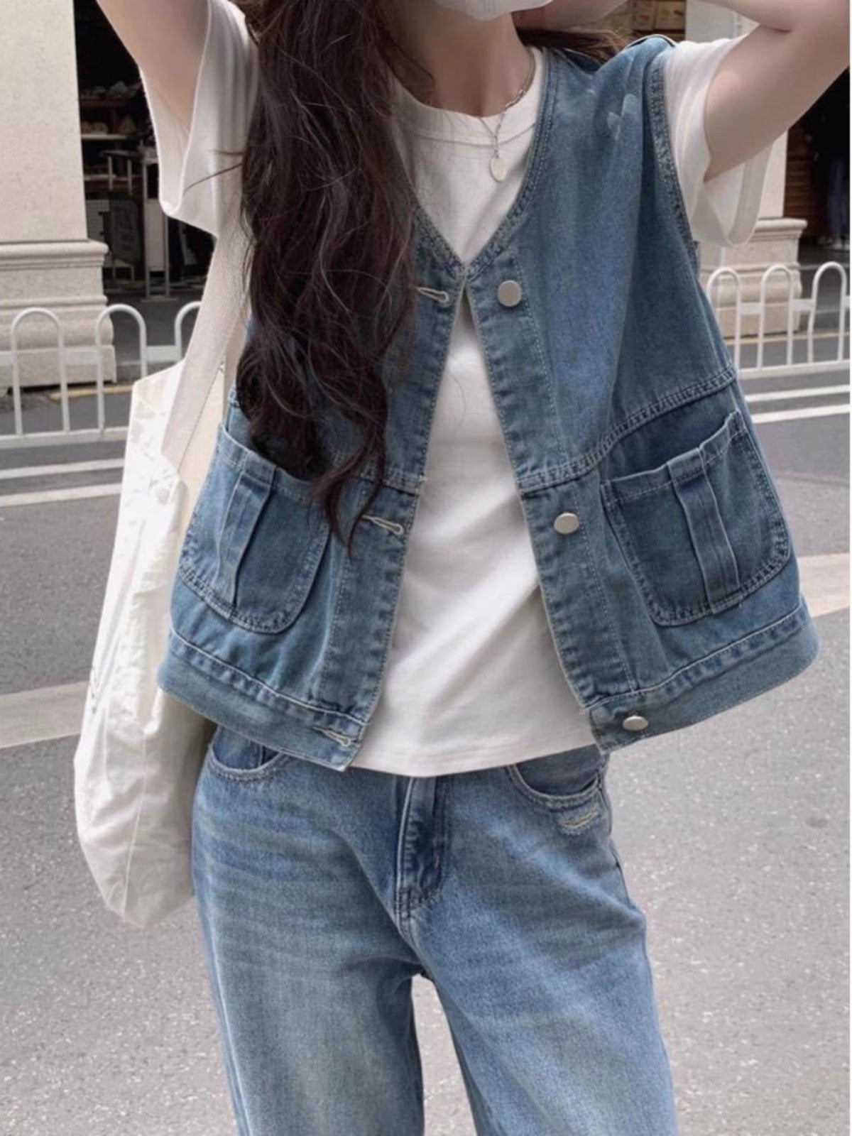 レトロなゆったりデニムのベストですIt's a retro loose denim vest.