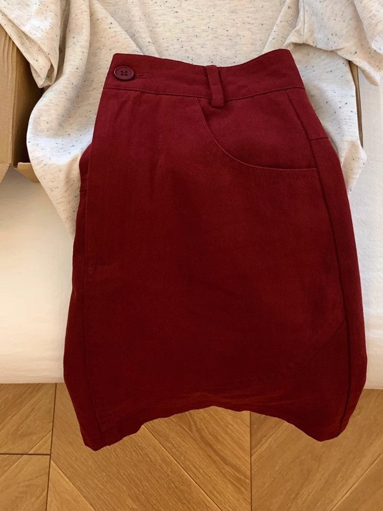 デニムのミニスカートですA denim miniskirt.