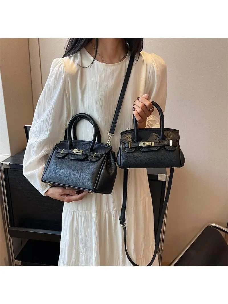 大人気のショルダーバッグですA super popular single-shoulder crossbody bag among Internet celebrities