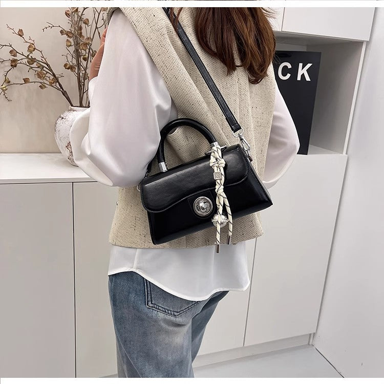 おしゃれなショルダーバッグにもぴったりですVersatile crossbody bag and fashionable handbag