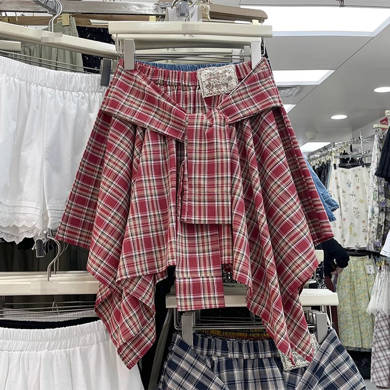 チェックのハーフスカートA woman in a plaid skirt