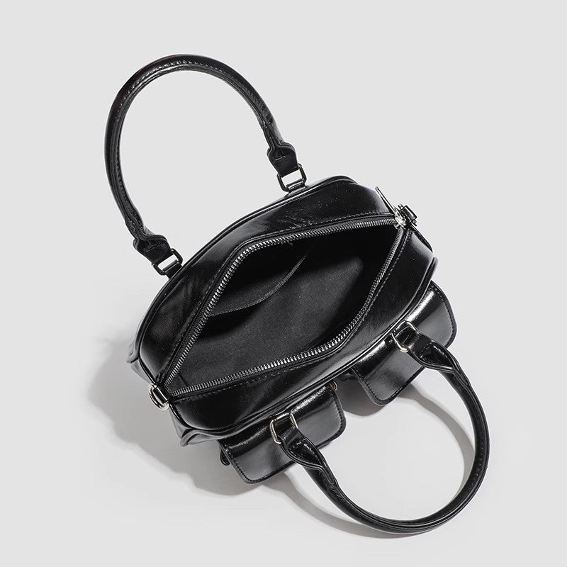 レトロなファッションのショルダーバッグですRetro and fashionable single-shoulder crossbody bag