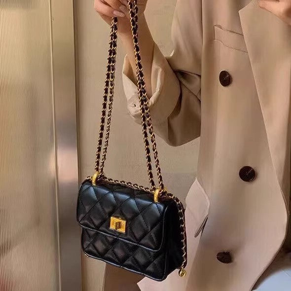 高級感のあるおしゃれなショルダーバッグですHigh-end texture and fashionable single-shoulder small square bag