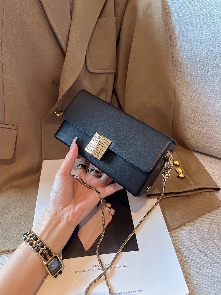 高級感と軽さがあります。A high-end, light luxury snake bone chain small square bag