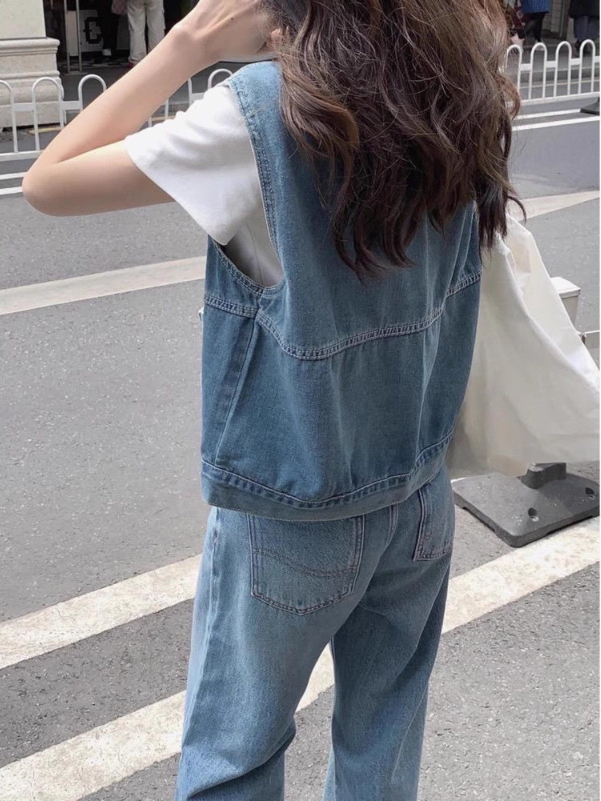 レトロなゆったりデニムのベストですIt's a retro loose denim vest.