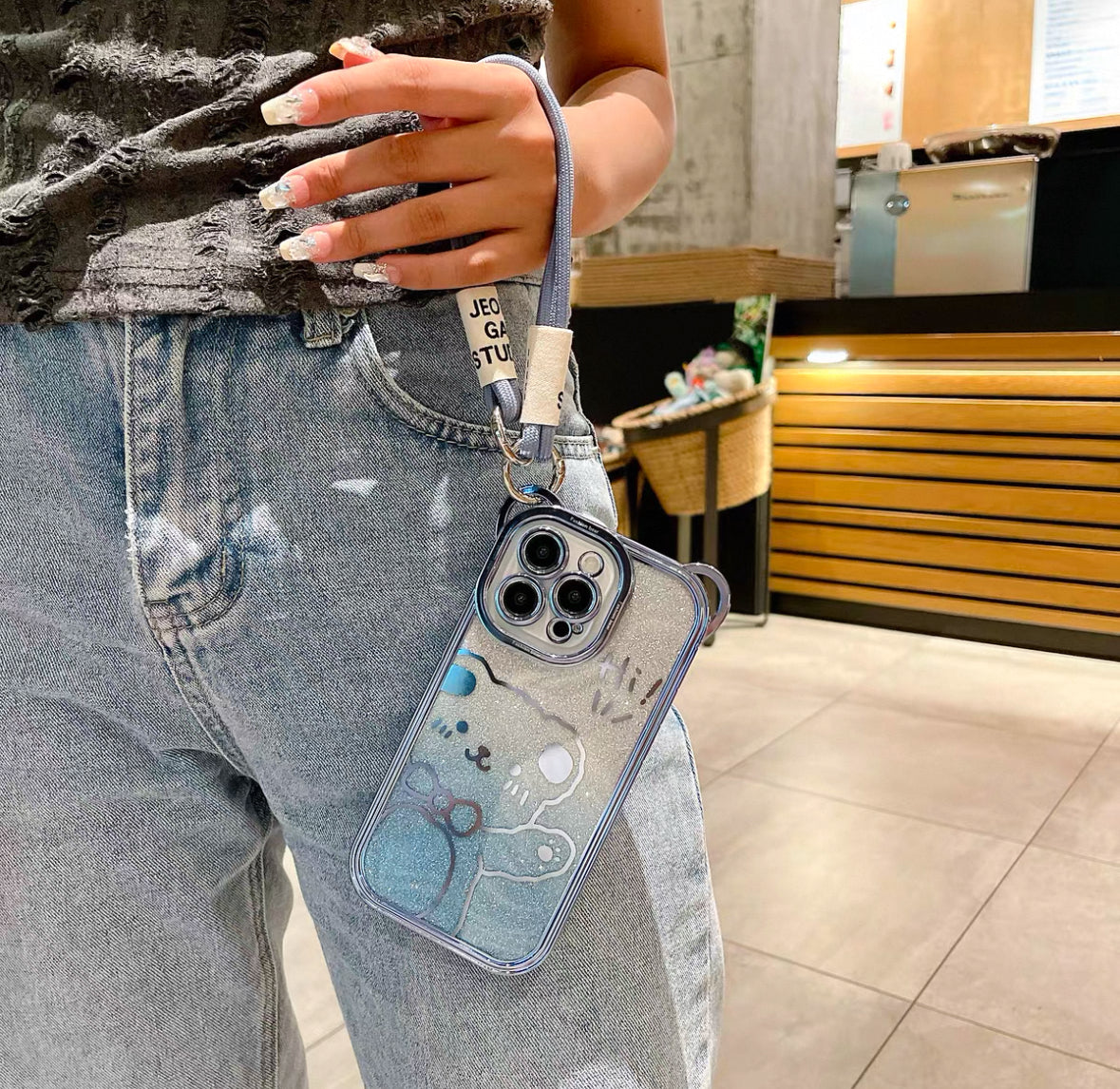 クマのデザインで金メッキとダイヤモンドダストが施されたスマホケース (Teddy bear - themed phone case with gold - plated accents and glitte)(SJK029)r
