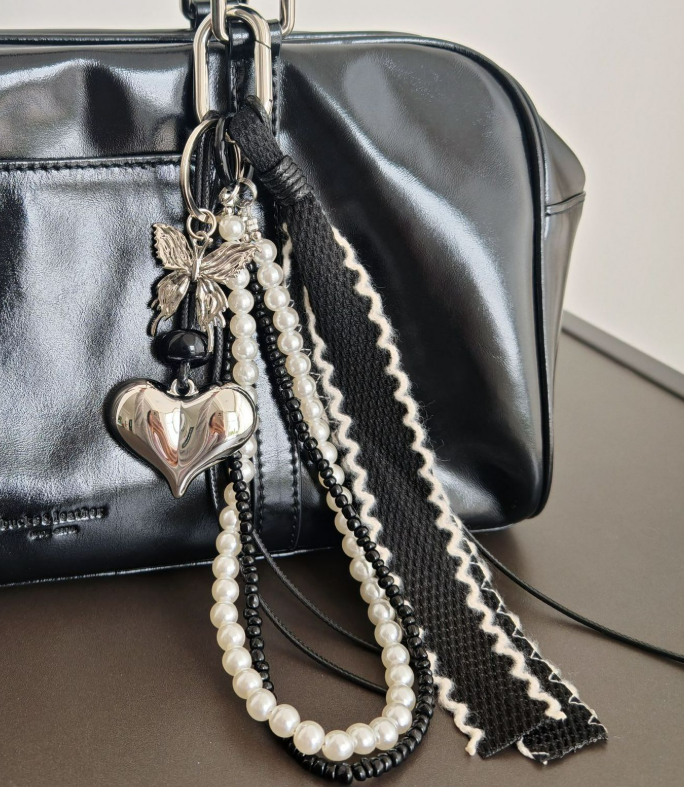 ハートパールバタフライチャーム(黒)Heart pearl butterfly charm (black)