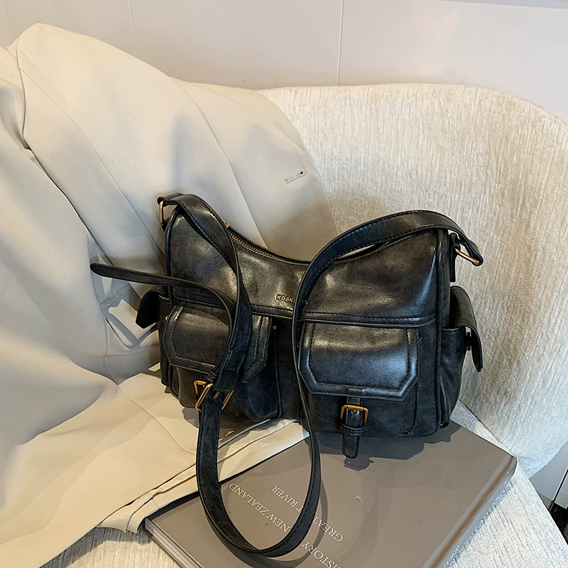 レトロな通勤用ショルダーバッグですFashionable and retro commuting crossbody bag