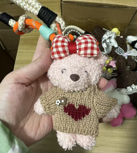ハートのリボンクマのロープのぬいぐるみのストラップですHeart-shaped bow-shaped bear long rope plush pendant