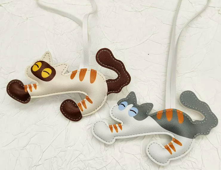 かわいい革張りの猫の動物飾りですCute leather little cat animal pendant