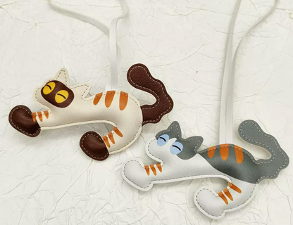 かわいい革張りの猫の動物飾りですCute leather little cat animal pendant