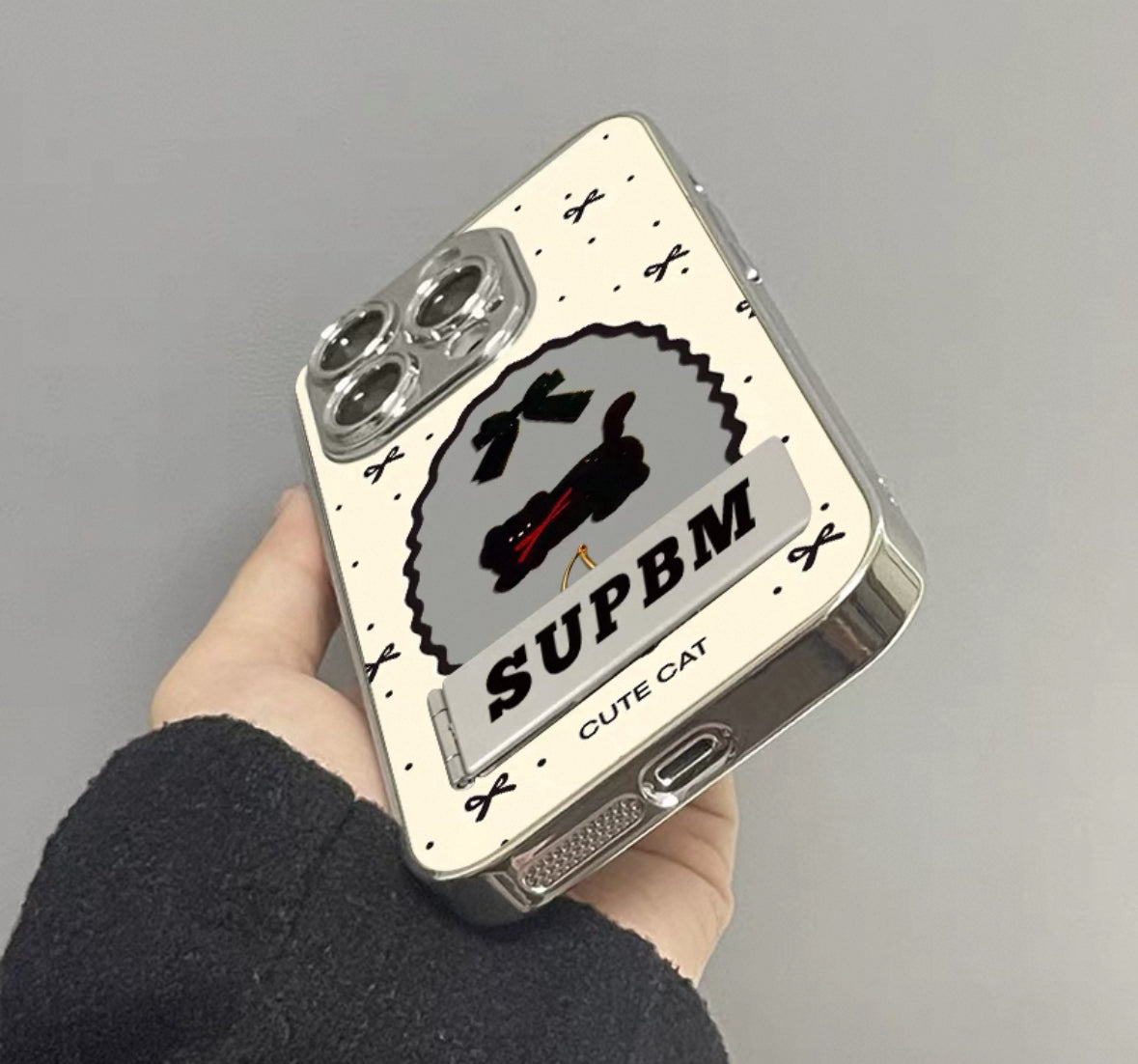 車厘子（チェリー）と猫のデザインが施され、鏡面仕上げのマイノリティなスマホケース （Cherry and cat - themed mirror - finished phone case, a niche choice）（SJK091）