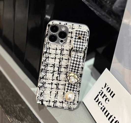 白黒の山茶花ブレスレット付きスマホケース （Black - and - white camellia wrist - strap phone case）（SJK049））