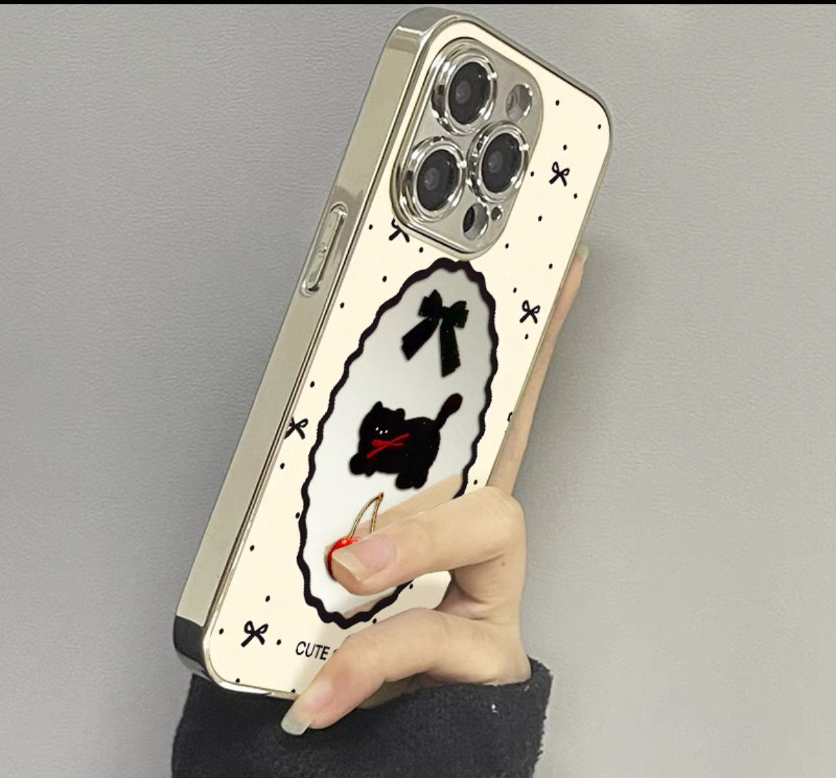 車厘子（チェリー）と猫のデザインが施され、鏡面仕上げのマイノリティなスマホケース （Cherry and cat - themed mirror - finished phone case, a niche choice）（SJK091）