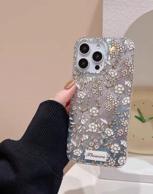 高級感溢れる銀色の一面に小さな花柄が施されたスマホケース （Luxurious silver phone case featuring an all - over pattern of small blossoms）（SJK032））