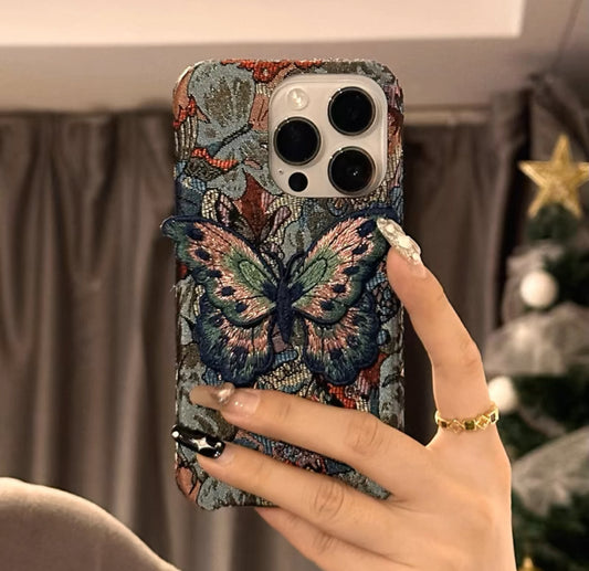 ヴィンテージな高級感を醸し出す立体刺繍バタフライデザインのスマホケース ( Vintage - style phone case with a three - dimensional embroidered butterfly design that exudes a sense of luxury)(SJK064)