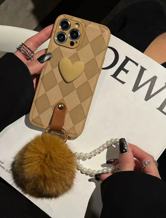 ダイヤモンドパターンとハート柄が施されたブラウン色のスマホケース （ Brown phone case with diamond - shaped grids and heart patterns）（SJK047））