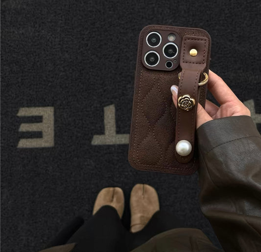 メランジェ色の革製山茶花ブレスレット付きスマホケース (Merlot - toned leather camellia wrist - strap phone case)(SJK039)