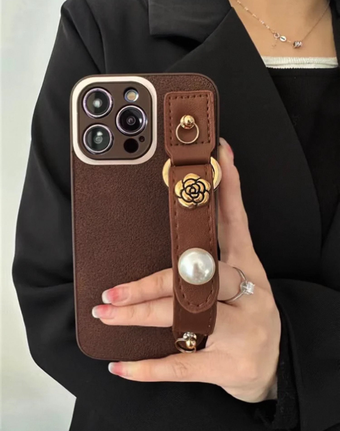 メランジェ色の革製山茶花ブレスレット付きスマホケース (Merlot - toned leather camellia wrist - strap phone case)(SJK039)