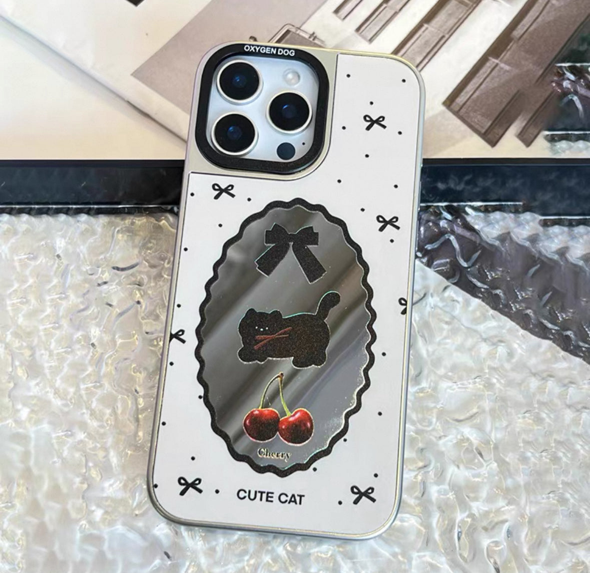 車厘子（チェリー）と猫のデザインが施され、鏡面仕上げのマイノリティなスマホケース （Cherry and cat - themed mirror - finished phone case, a niche choice）（SJK091）