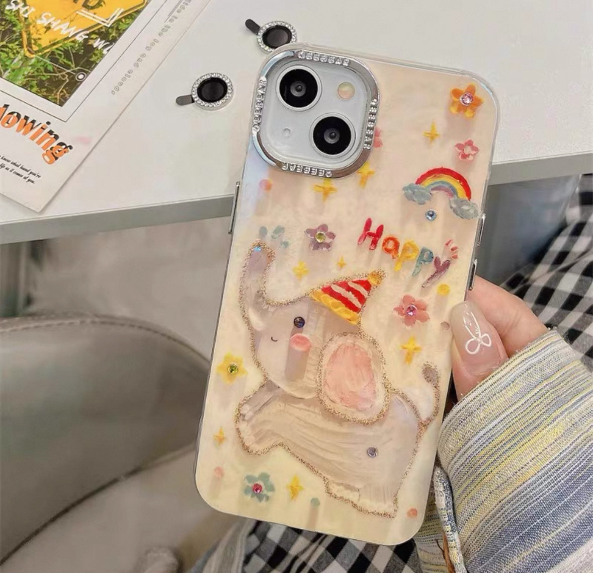 可愛すぎて許されない！スマホに背負っている小象（ちいさなゾウ）の楽園（らくえん）（So cute that it's almost unfair! An elephant cub paradise carried on your phone.)（SJK002））