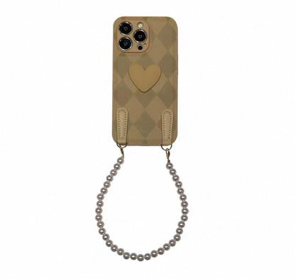 ダイヤモンドパターンとハート柄が施されたブラウン色のスマホケース （ Brown phone case with diamond - shaped grids and heart patterns）（SJK047））