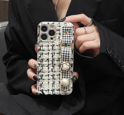 白黒の山茶花ブレスレット付きスマホケース （Black - and - white camellia wrist - strap phone case）（SJK049））