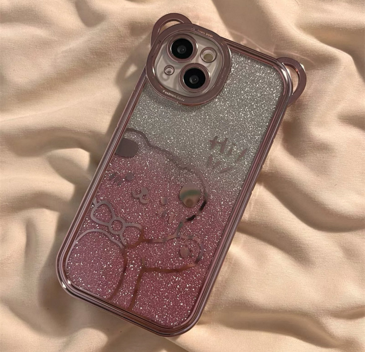 ピンクの熊柄で、キラキラダイヤモンドダストが施されたスマホケース（Pink teddy - bear - themed phone case with glitter）（SJK031））