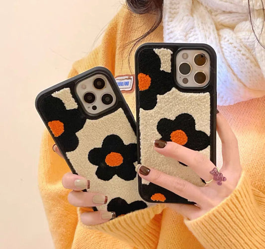 秋冬向けの刺繍とふわふわ花柄のスマホケース （Autumn - winter themed phone case with embroidered fluffy flower designs）（SJK048）