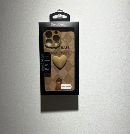 ダイヤモンドパターンとハート柄が施されたブラウン色のスマホケース （ Brown phone case with diamond - shaped grids and heart patterns）（SJK047））