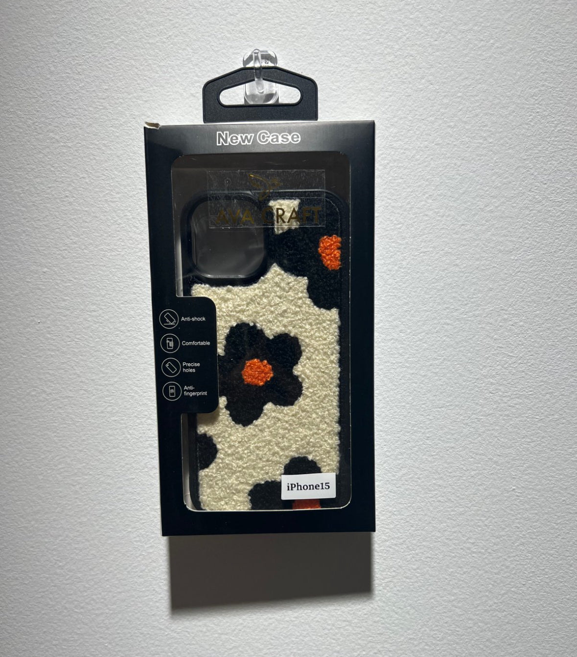 秋冬向けの刺繍とふわふわ花柄のスマホケース （Autumn - winter themed phone case with embroidered fluffy flower designs）（SJK048）